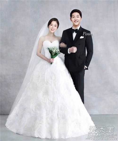 宋仲基宋慧乔婚纱婚礼照曝光 乔妹超大婚戒抢镜