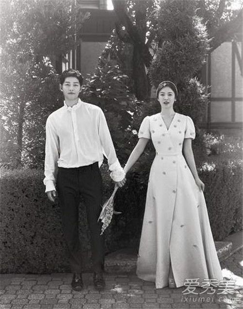 宋仲基宋慧乔婚纱婚礼照曝光 乔妹超大婚戒抢镜