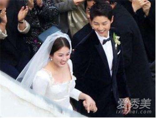 宋仲基宋慧乔婚纱婚礼照曝光 乔妹超大婚戒抢镜