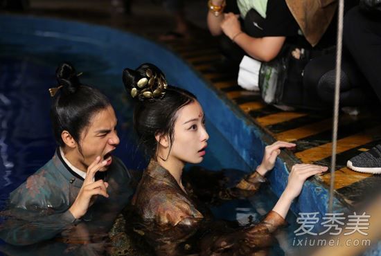 矿泉水填水井的女演员是谁 跳井戏耍大牌女演员是迪丽热巴?