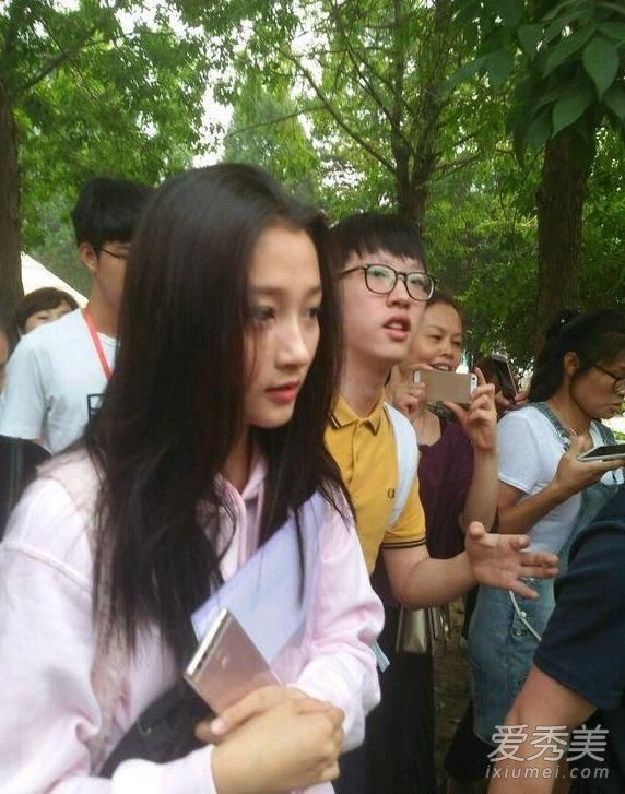 王俊凯和关晓彤是一个学校的吗 王俊凯和关晓彤什么关系