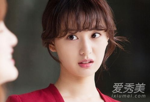 爱拉是谁 IU模仿爱拉撒娇动图