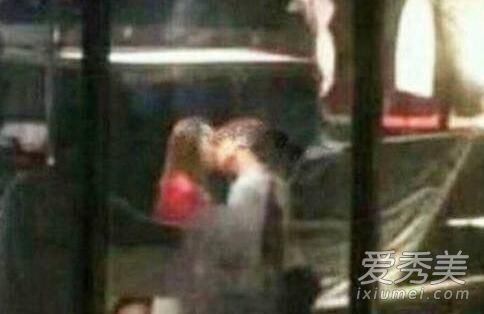 关晓彤深夜朋友圈po鹿晗亲密合照 网友直呼：太不会做人了