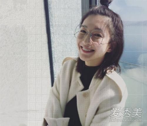 关晓彤深夜朋友圈po鹿晗亲密合照 网友直呼：太不会做人了