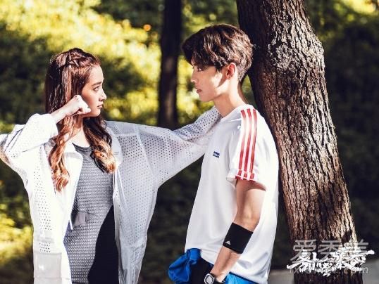 炒作or恋情公开 鹿晗关晓彤微博公开认爱