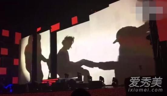 黄子韬演唱会现场换裤子是怎么回事