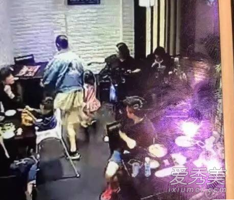 女大学生飞踹4岁女童是怎么回事