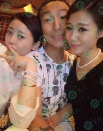 陈羽凡左拥右抱美女手摸不可描述地方图片