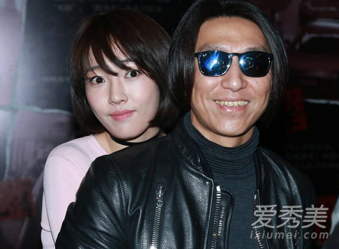 陈羽凡左拥右抱美女手摸不可描述地方图片