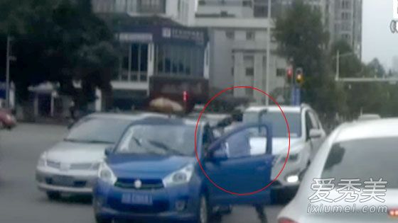 两辆大奔斗气街头开撕险被扒光上衣
