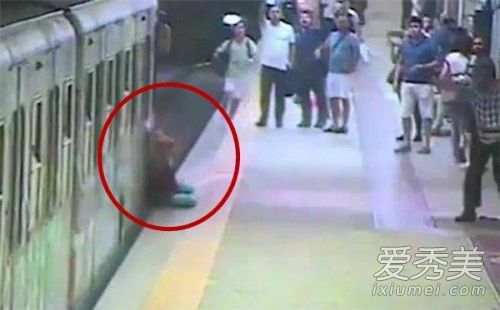 女子地铁被夹拖拽至肺穿孔监控图片