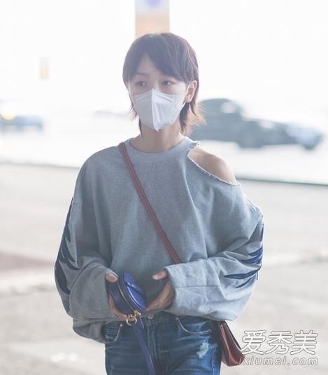 周冬雨最新机场街拍露肩卫衣是什么牌子？