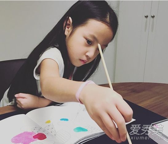 赵薇在IG上晒小四月美照 ig是什么社交软件?