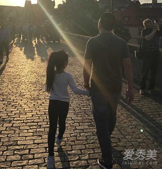 赵薇在IG上晒小四月美照 ig是什么社交软件?