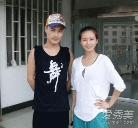 刘亦菲素颜打羽毛球 刘亦菲素颜生活照