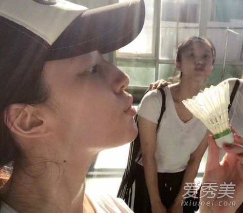 刘亦菲素颜打羽毛球 刘亦菲素颜生活照