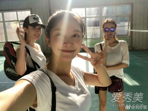 刘亦菲素颜打羽毛球 刘亦菲素颜生活照