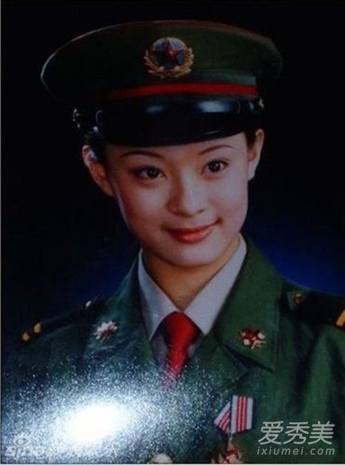 孙俪妈妈晒女儿青涩军装照,孙俪军装照片曝光