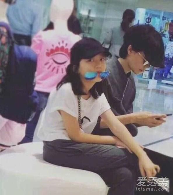 王菲带女儿李嫣同游香港 王菲女儿照片
