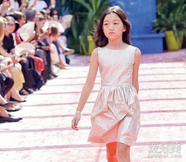 王菲带女儿李嫣同游香港 王菲女儿照片
