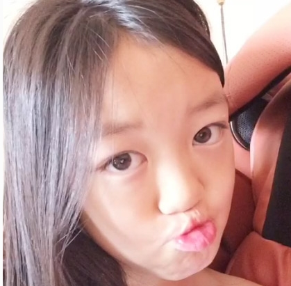 王菲带女儿李嫣同游香港 王菲女儿照片