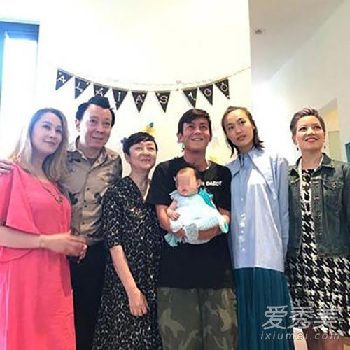 陈冠希晒女儿脚丫 陈冠希女儿Alaia图片