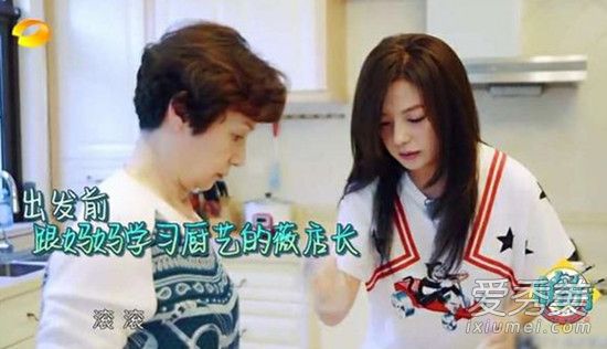 中餐厅赵薇妈妈侧颜精致 赵薇妈妈叫什么名字