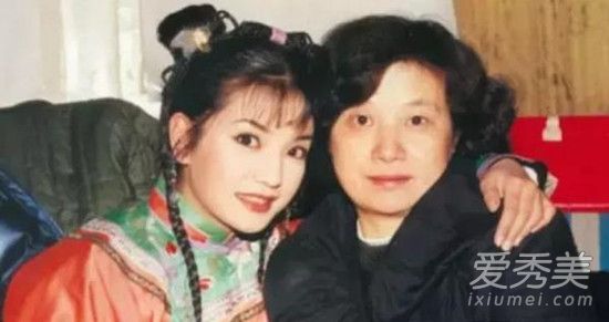 中餐厅赵薇妈妈侧颜精致 赵薇妈妈叫什么名字