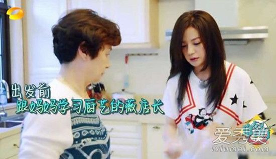 中餐厅赵薇妈妈侧颜精致 赵薇妈妈叫什么名字