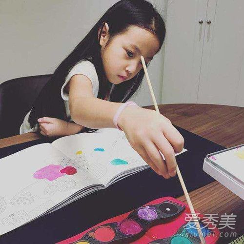 中餐厅赵薇妈妈侧颜精致 赵薇妈妈叫什么名字
