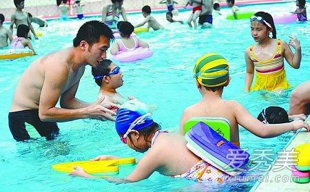 妈妈带儿子进女更衣室被骂哭 游泳带小孩注意事项