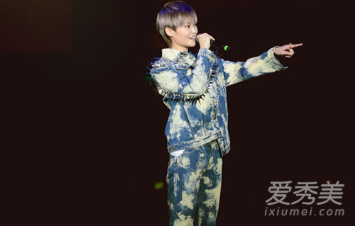 李宇春示爱歌迷图片 李宇春2018年巡回演唱到哪几个城市