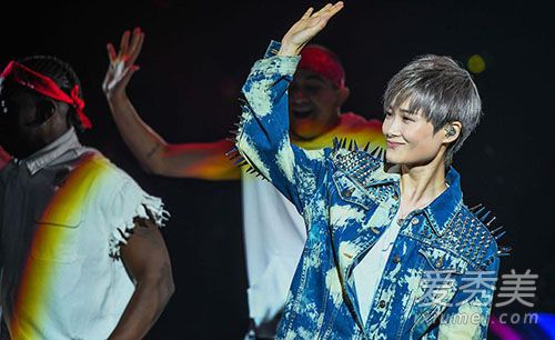 李宇春示爱歌迷图片 李宇春2018年巡回演唱到哪几个城市