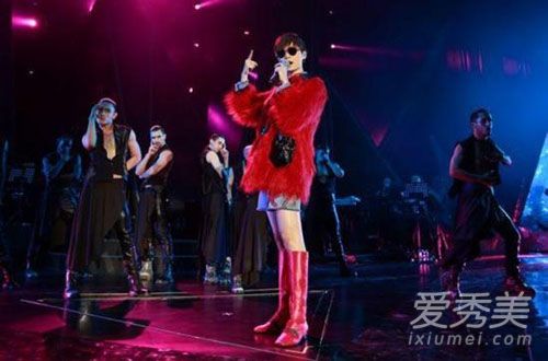 李宇春示爱歌迷图片 李宇春2018年巡回演唱到哪几个城市