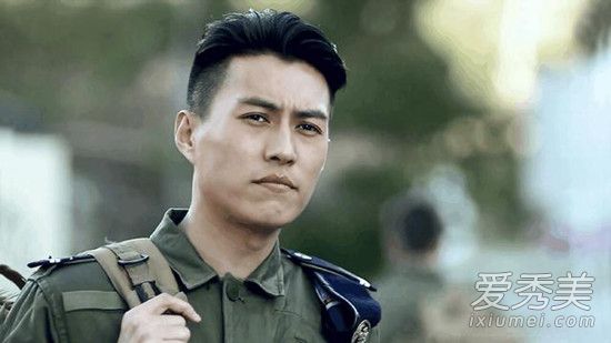 靳东为什么现在才火 都是发型的锅？