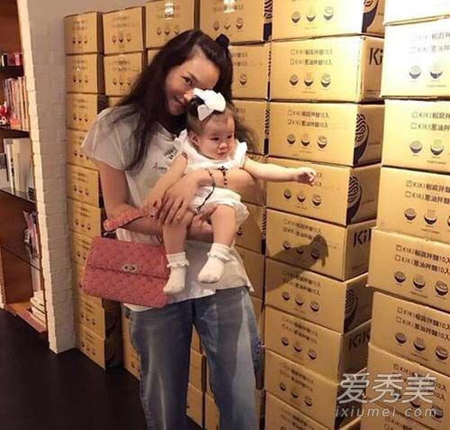 舒淇抱娃自侃搬货 舒淇是想生娃了吗 舒淇准备什么时候生娃