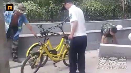 两辆小黄车被挂树稍 消防员解救图片 为什么共享单车被破坏