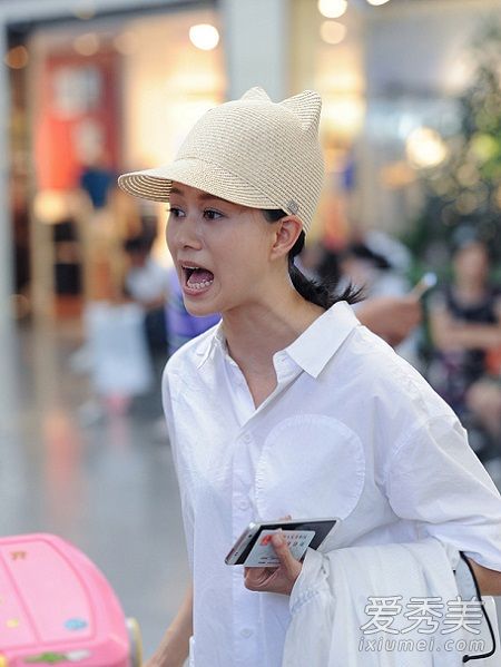 倪虹洁机场穿男友衬衫 倪虹洁是变性人吗
