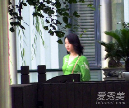 白百何现身小区拍戏 白百何拍新戏网友评价