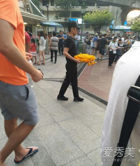 网友偶遇李维嘉在泰国拜佛 一身黑衣身材消瘦