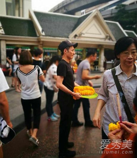网友偶遇李维嘉在泰国拜佛 一身黑衣身材消瘦