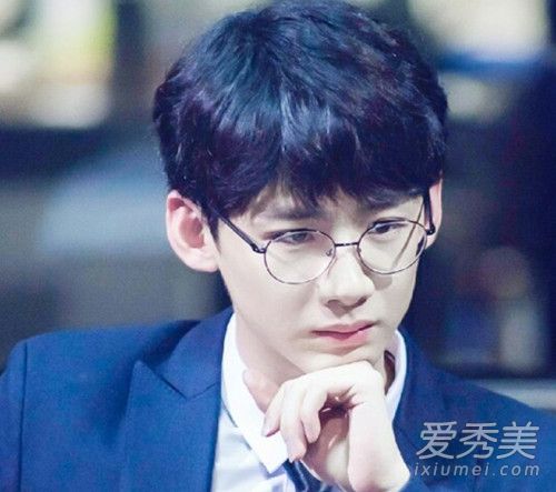 白敬亭是近视吗 白敬亭为什么老是戴眼镜