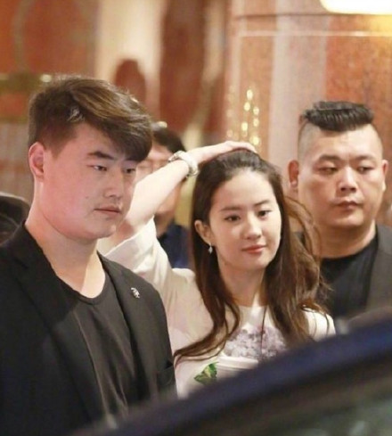 2017上海电影节活动刘亦菲喝的咖啡是什么牌子的