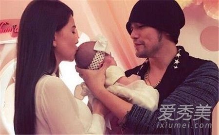 周杰伦发文证实生子喜讯 二胎儿子照片首曝光