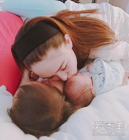 周杰伦发文证实生子喜讯 二胎儿子照片首曝光
