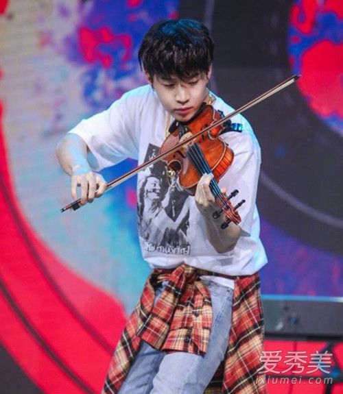 快乐大本营刘宪华衣服为什么被打码？