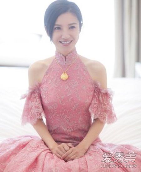 杨子姗出嫁吴中天低调迎亲 粉色中式礼服俏美十足