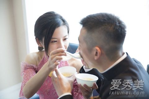 杨子姗出嫁吴中天低调迎亲 粉色中式礼服俏美十足