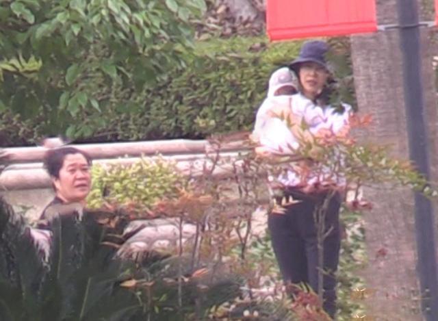 高圆圆携女探班是什么情况 高圆圆携女探班照片