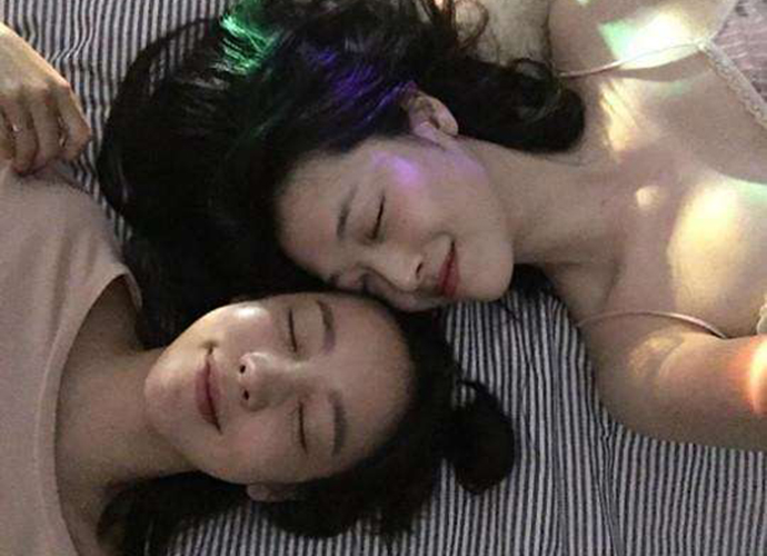具荷拉直播时痛哭 告别好姐妹却依旧逃不过键盘侠批判
